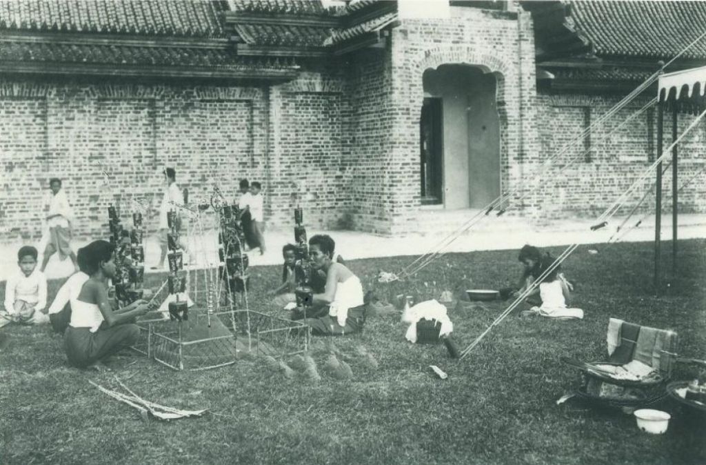 1900-royal-songkran-activities-wat-benchamabophit-bkk-B.jpg
