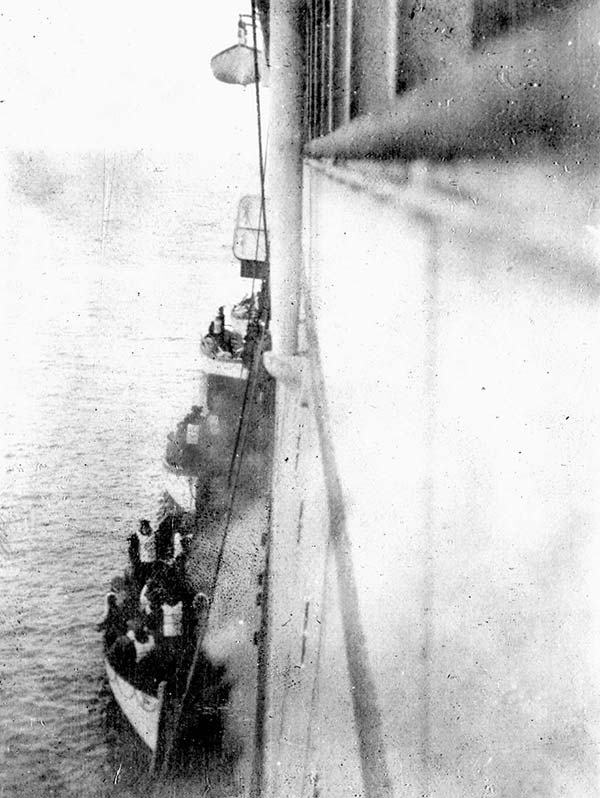 Interesting Black and White pictures ripped from the net-titanic-survivors-carpathia-1912-jpg