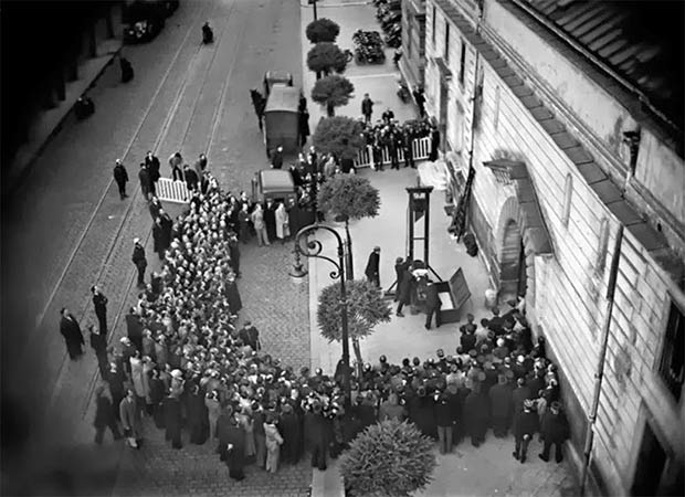 Interesting Black and White pictures ripped from the net-last-public-execution-guillotine-1939-jpg