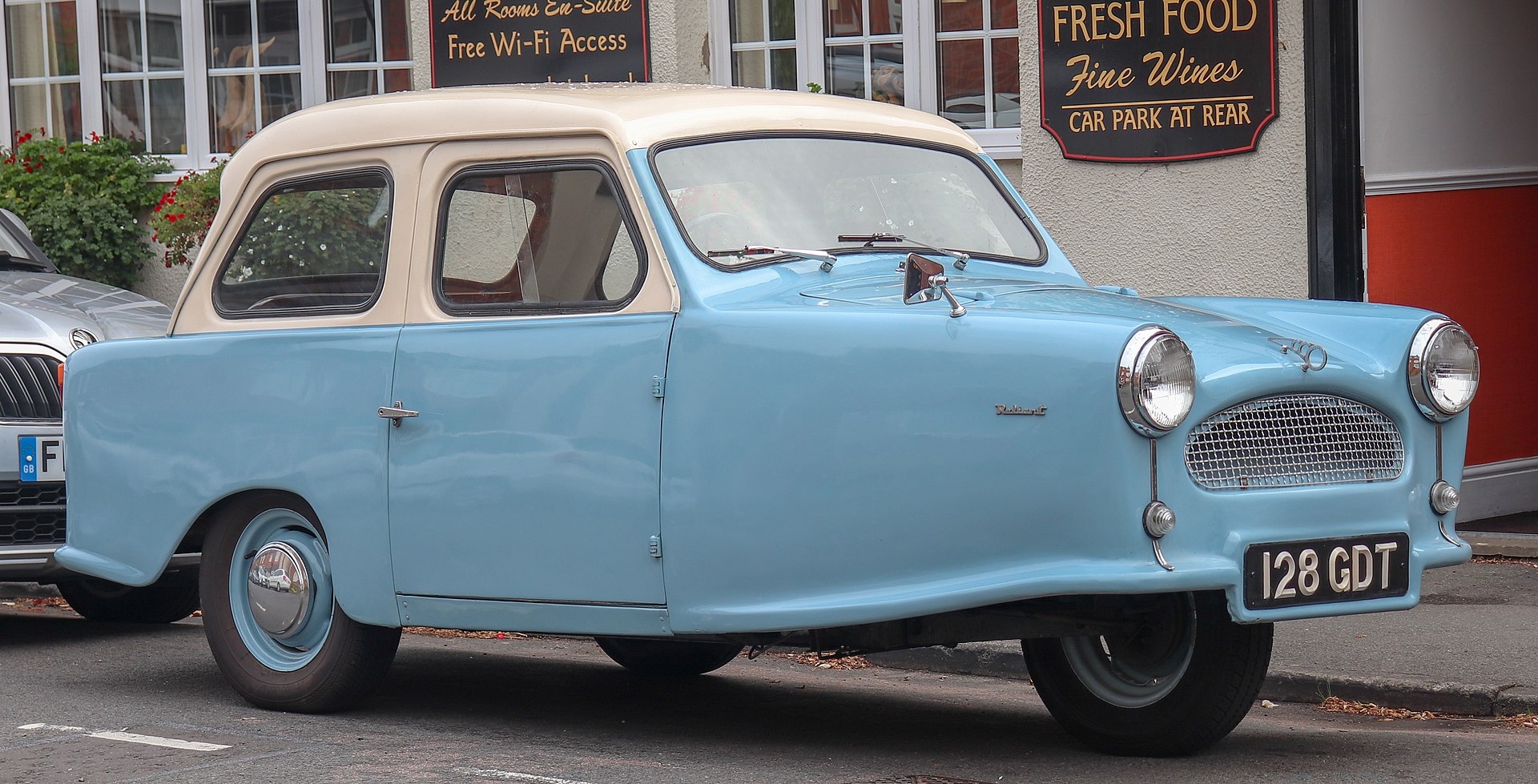 Post the family car when you were a kid.-1920px-1962_reliant_regal_mk_vi_750cc_front-jpg