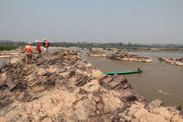 Beautiful rock formations revealed after water declines in Mekong River-pnsoc610129001003501-jpg