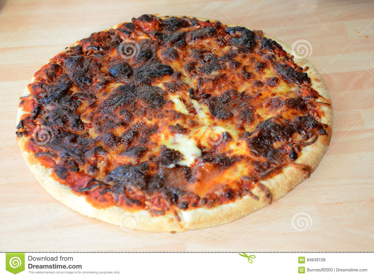 Dinner-burned-pizza-bad-cooking-cheese-84649109-a