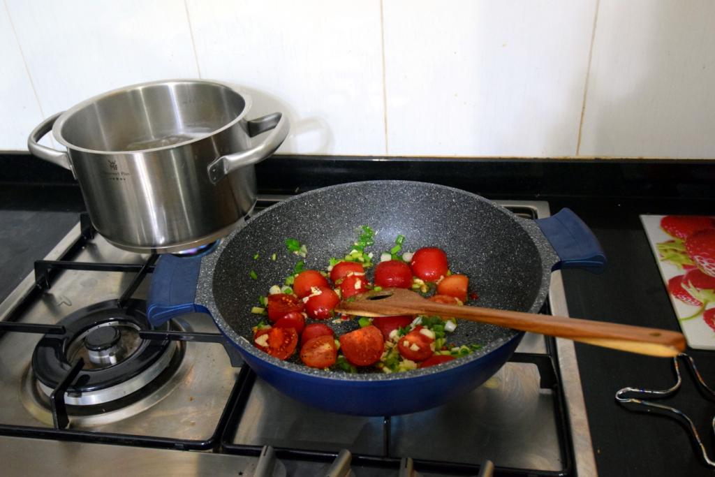 Troy's Prawn Spaghetti-add_tomato_and_garlic-jpg