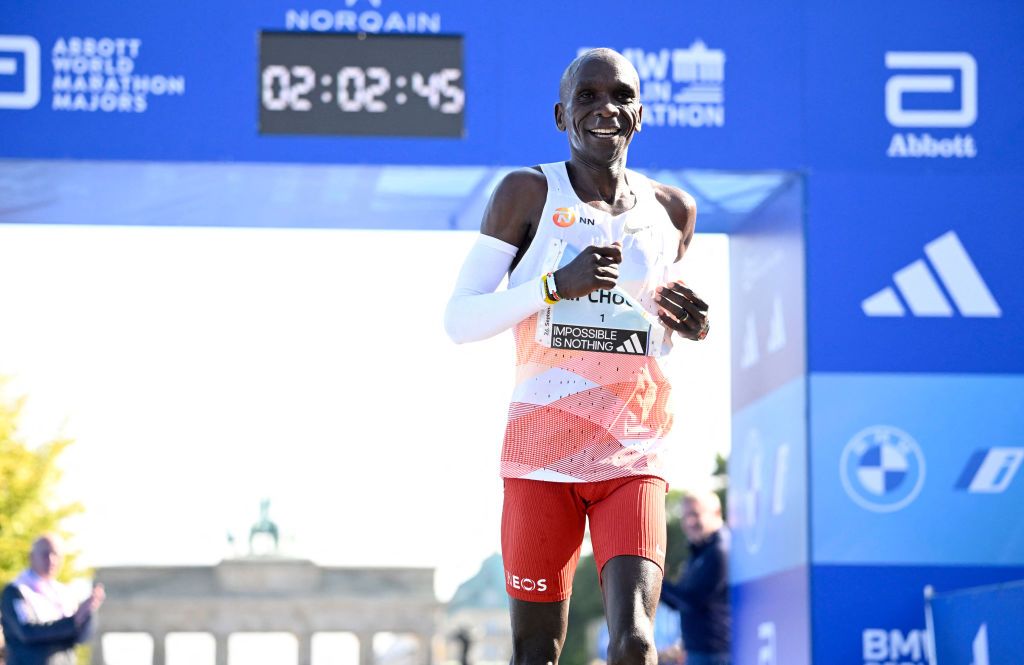 Marathons-kenyas-eliud-kipchoge-smiles-asfter-crossing