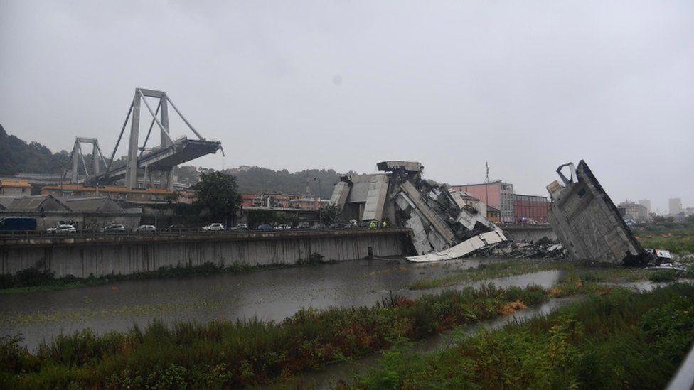 Motorway bridge collapses in Italian city of Genoa-_102967029_048664934-jpg