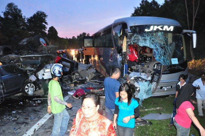 Horror bus crash in Malaysia 11 October 2010