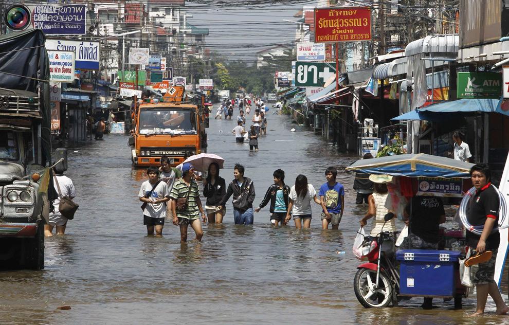 Видео парад в тайланде. Наводнение в Тайланде 2011. Бангкок затоплен. Затопит ли Тайланд 2024 г. Бангкок октябрь 1976 фото.