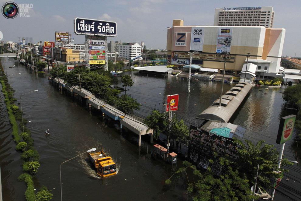Бангкок октябрь. Наводнение в Тайланде 2011. Наводнение в Бангкоке. Бангкок затопление. Наводнения 2011 Азия.