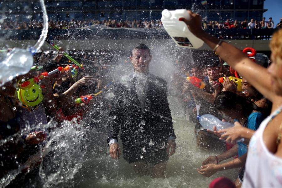 Water fights. Шампанское брызги обливают вечеринка. Кхмеры обливают водой на новый год. Water Fight. News photo.