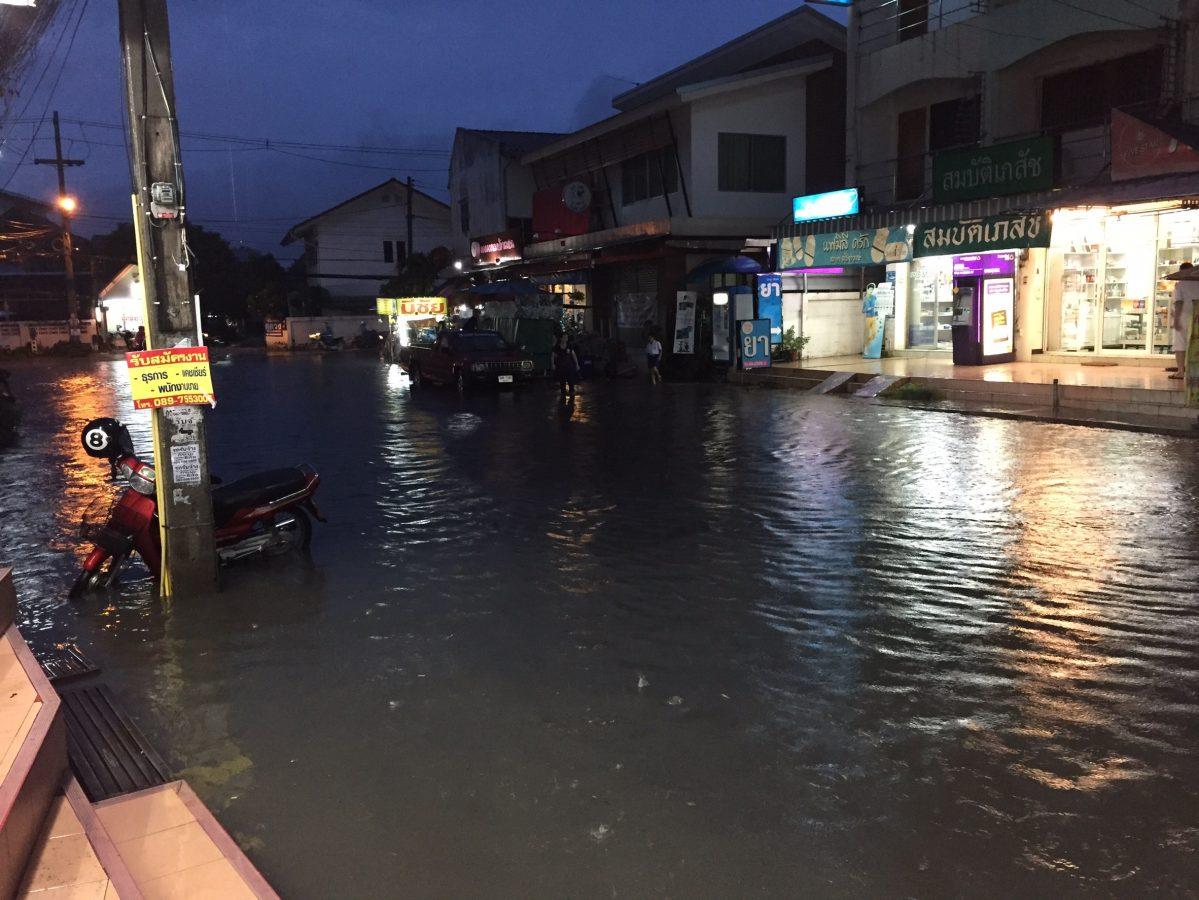 Chiang Mai Roads Closed and Sewage Overflows Due to Heavy Rains Last Night